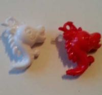 Дракон пластмасов обемен-бял и червен!